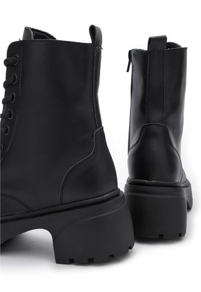 BOTA NEGRA BULL TERRIER DAYRA