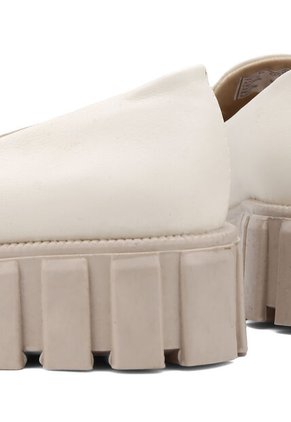 VERA BEIGE BULL TERRIER CON FLECOS