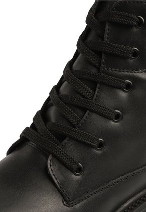 BOTIN NEGRO DE AMARRAR BRISHLOW
