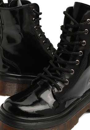 BOTA NEGRA DE CHAROL CON SUELA TRANSLUCIDA BRIONA