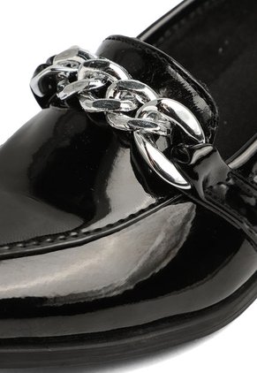 ZAPATO NEGRO CHAROL CON HERRAJE PLATA FABIANA