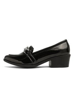 ZAPATO NEGRO CHAROL CON HERRAJE PLATA FABIANA