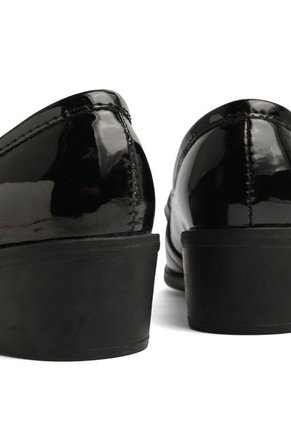 ZAPATO NEGRO CHAROL CON HERRAJE PLATA FABIANA