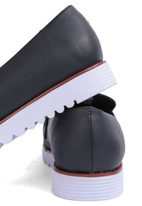 ZAPATO AZUL CON TACHES AMINA