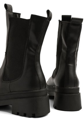 BOTA NEGRA DE RESORTE BRIELLE