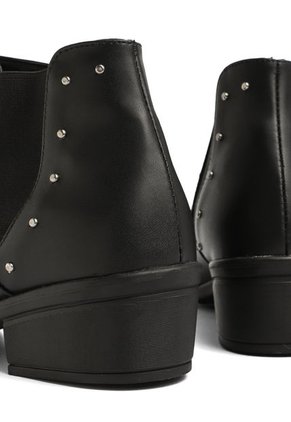 BOTIN NEGRO DE CUERO CON TACHES BROKLYNN