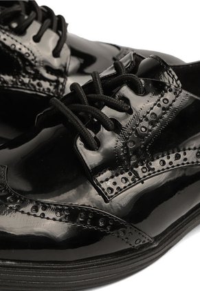 ZAPATO NEGRO CHAROL DE AMARRAR BAKANA