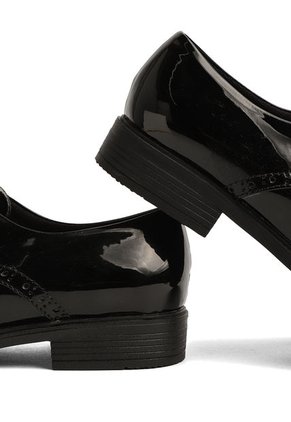 ZAPATO NEGRO CHAROL DE AMARRAR BAKANA