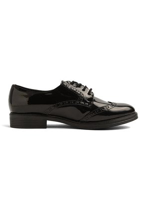 ZAPATO NEGRO CHAROL DE AMARRAR BAKANA