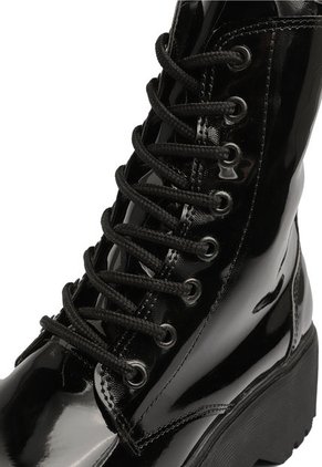 BOTA NEGRA DE CHAROL CON SUELA NEGRA BRIONA