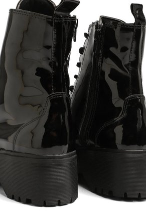 BOTA NEGRA DE CHAROL CON SUELA NEGRA BRIONA