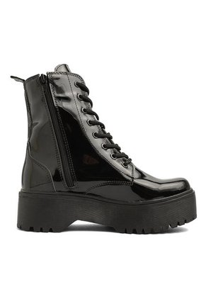 BOTA NEGRA DE CHAROL CON SUELA NEGRA BRIONA