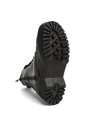 BOTA NEGRA DE CHAROL CON SUELA NEGRA BRIONA