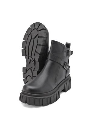 BOTA NEGRA CON HEBILLAS BULL TERRIER MADISON