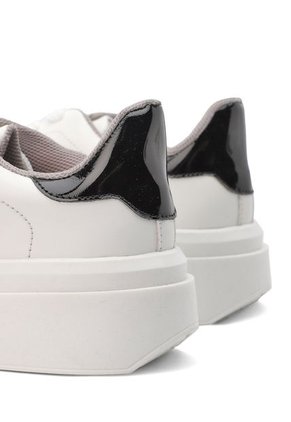 TENIS BLANCOS CON CHULO NEGRO BULL TERRIER ATILENE