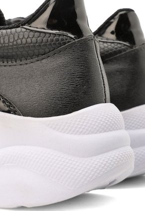 Tenis O Sneakers Negro BULL TERRIER AKILA