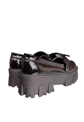 ZAPATO DE DAMA CASUAL COLOR NEGRO CHLOE BULL TERRIER