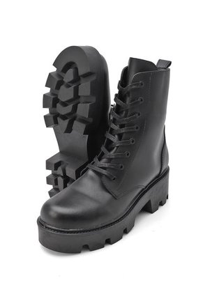 BOTAS EN SINTETICO CLYNOT BULLTERRIER COLOR NEGRO