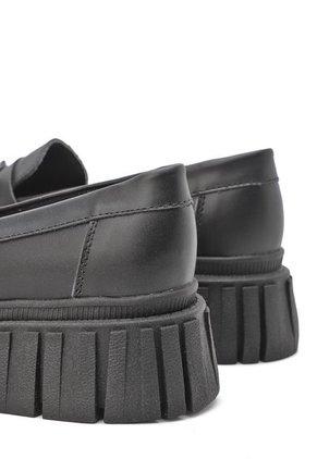 MOCASINES NEGROS BULL TERRIER ADHARA