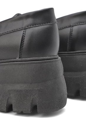 MOCASIN NEGRO BULL TERRIER DINA