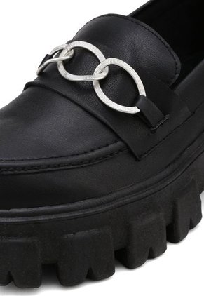 MOCASINES NEGROS CON HERRAJE PLATA BULL TERRIER DACEY