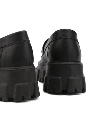 MOCASINES NEGROS CON HERRAJE PLATA BULL TERRIER DACEY