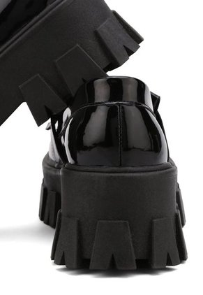 MOCASINES NEGROS EN CHAROL CON FLECOS BULL TERRIER CHLOE