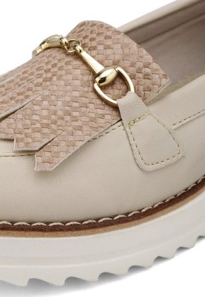 MOCASINES BEIGE CON HERAJE DORADO BRIELLE