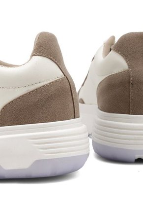 TENIS BLANCOS CON APLIQUES BEIGES Y CAFES BULL TERRIER NAKIA