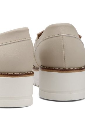 MOCASINES BEIGE CON HERAJE DORADO BRIELLE