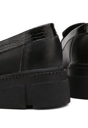 MOCASINES NEGROS CON GRABADO EN CHAROL BULL TERRIER GABY