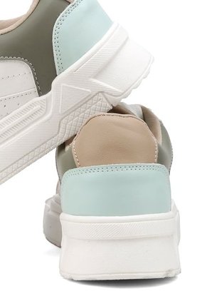 TENIS BLANCOS CON APLIQUES BEIGES Y VERDES BULL TERRIER SAMBA