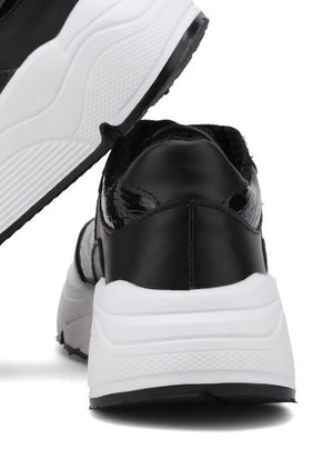 TENIS NEGROS CON GRABADO EN CHAROL BULL TERRIER AKIRA