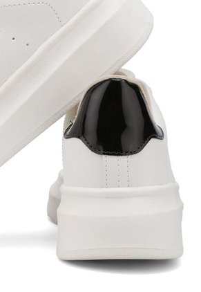 TENIS BLANCOS CON CHULO NEGRO CHAROL CAROL