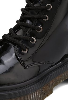 BOTA NEGRA DE CHAROL CON SUELA NEGRA BRIONA