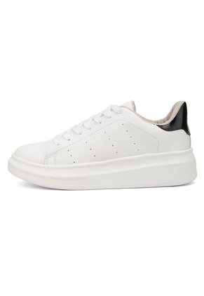 TENIS BLANCOS CON CHULO NEGRO CHAROL CAROL