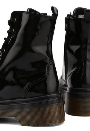 BOTA NEGRA DE CHAROL CON SUELA NEGRA BRIONA