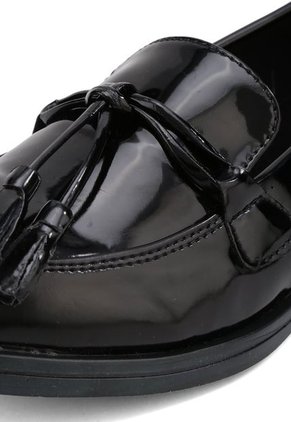 ZAPATO NEGRO CHAROL CON ANIMAL PRINT Y ESCOBILLAS CORALY