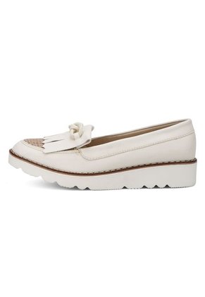 ZAPATO BEIGE CON HERRAJE COMBINADO BULL TERRIER LAIA