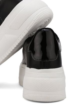 TENIS NEGROS BULL TERRIER DASHA