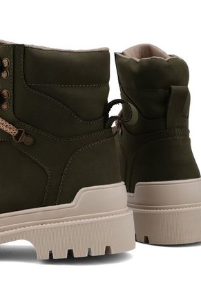 BOTA VERDE BULL TERRIER DERECK