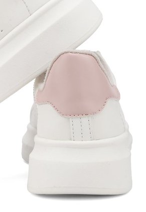 TENIS BLANCOS CON CHULO ROSA BULL TERRIER CAROL