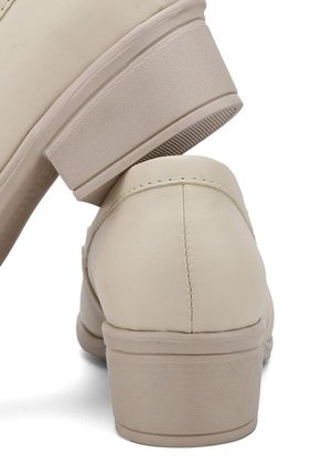 ZAPATO BEIGE CON HERRAJE COMBINADO BULL TERRIER FABIANA