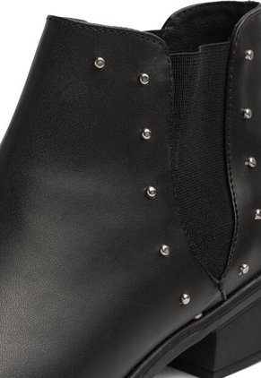 BOTIN NEGRO DE CUERO CON TACHES BROKLYNN