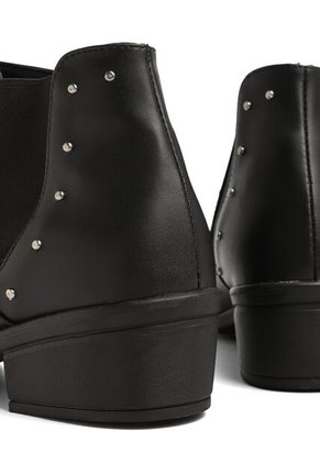 BOTIN NEGRO DE CUERO CON TACHES BROKLYNN