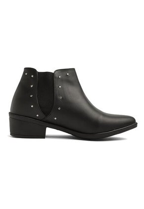 BOTIN NEGRO DE CUERO CON TACHES BROKLYNN