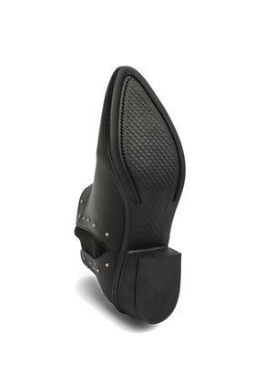 BOTIN NEGRO DE CUERO CON TACHES BROKLYNN