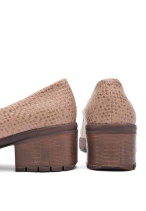 ZAPATO BEIGE GRABADO BULLTERRIER CYEL