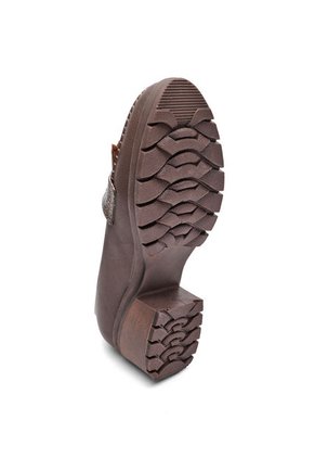 ZAPATO CAFE CON FLECOS BULLTERRIER DIANAM