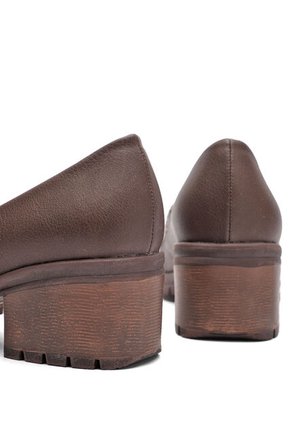 ZAPATO CAFE CON FLECOS BULLTERRIER DIANAM